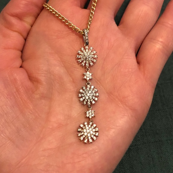 Elegant Gold Tone Rhinestone Snowflake Shape Pendant Necklace - Picture 3 of 10